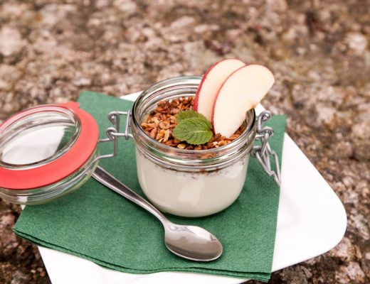 jogurt ve sklenici