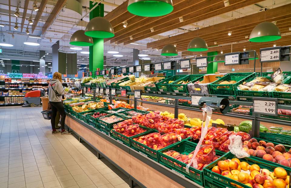 Soudain, une grande chaîne de magasins a fait faillite.  Ça finit mal.  Ses magasins seront repris par un autre