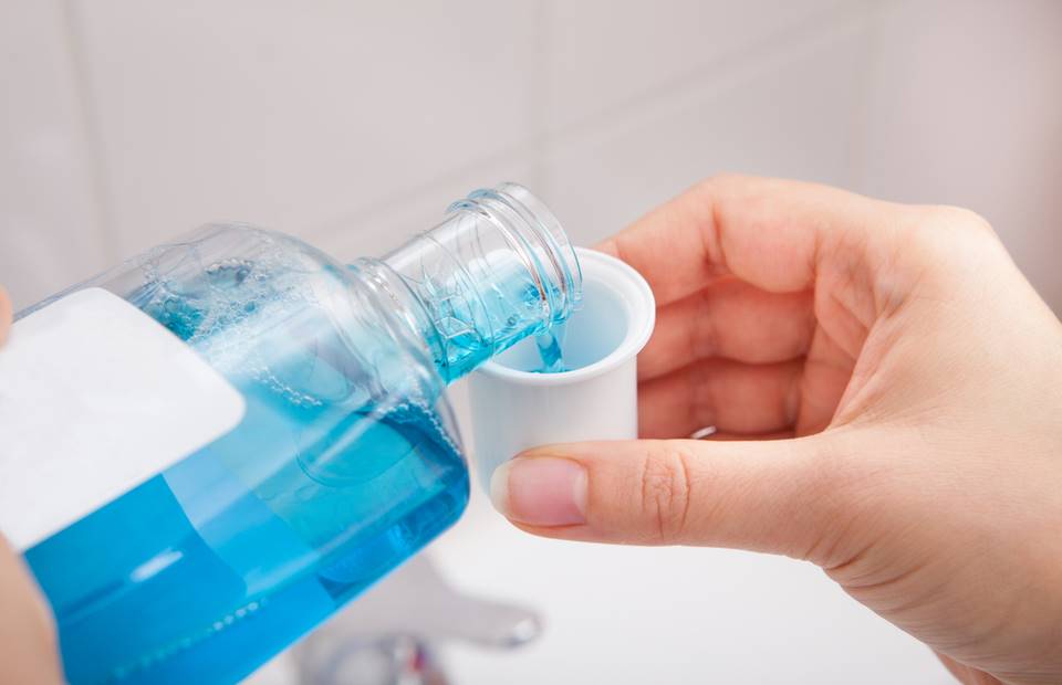 Lidé na západě začali pračku čistit ústní vodou. Tento postup má úžasné výsledky