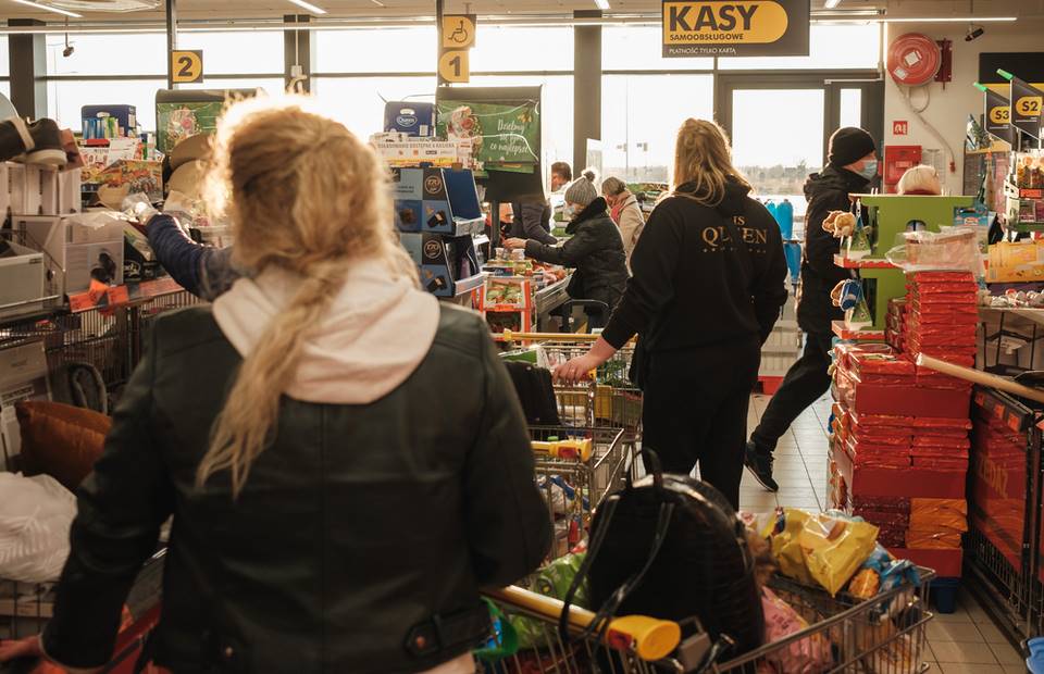 Ce n’était pas encore là.  Le magasin donne 1 500 couronnes à chaque Tchèque.  Vous pouvez acheter des produits d’épicerie ou n’importe quoi d’autre, sans conditions