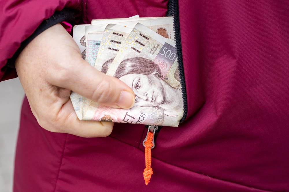 Banka dá 3000 Kč každému Čechovi, který požádá. Lidé slaví, peníze úplně zadarmo