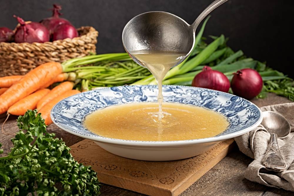 Zkušené kuchařky dávají do vývaru kus chleba. Důvod je naprosto očividný