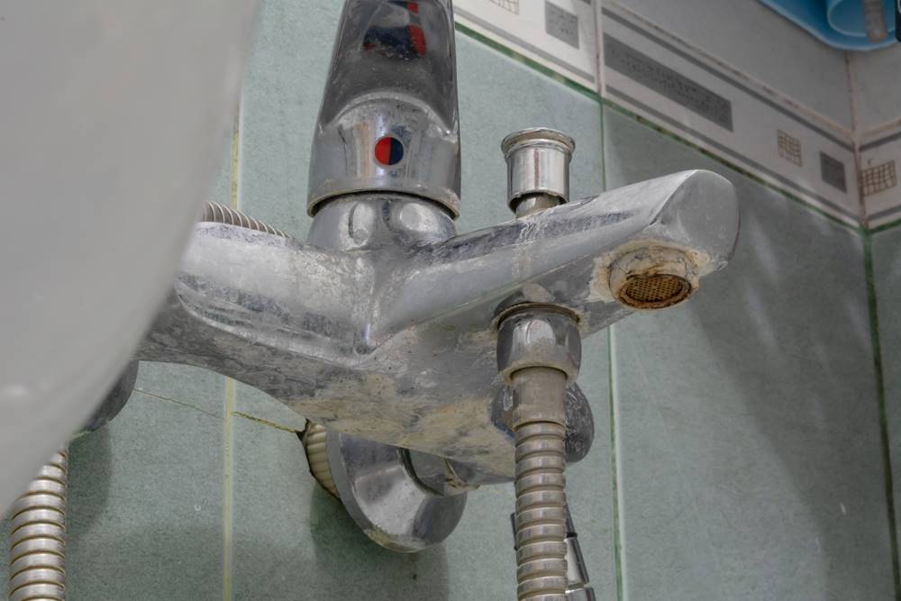 Instalatéři jsou najednou bez práce. Češi konečně přišli na to, jak geniálním způsobem odstranit všechny vodní usazeniny