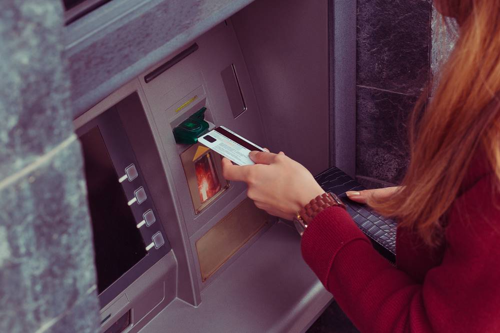 Bankomaty v Česku vás nově oberou o peníze. Stačí jednou zmáčknout špatně a okamžitě platíte poplatek