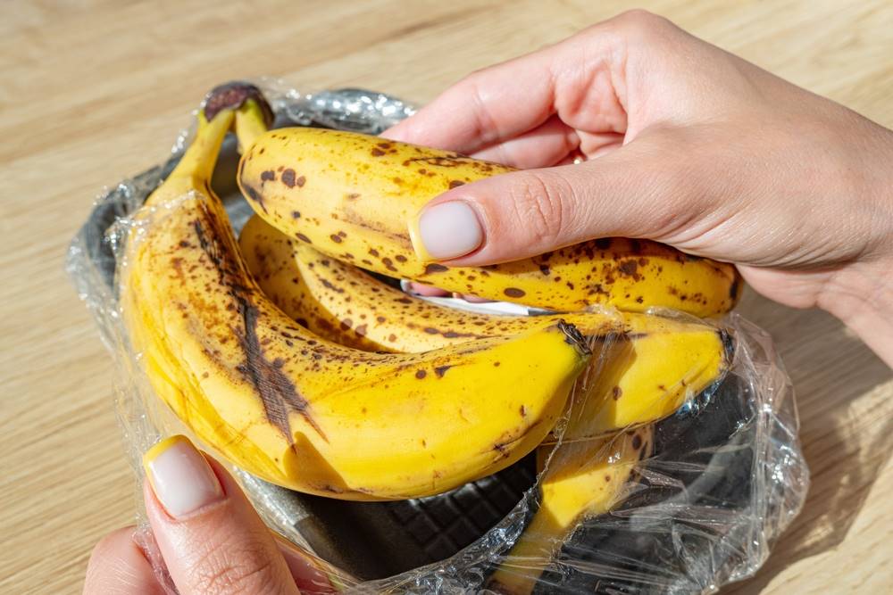 Z hnědých banánů dokážu udělat zase žluté. Parádní trik z Afriky se stal hitem internetu