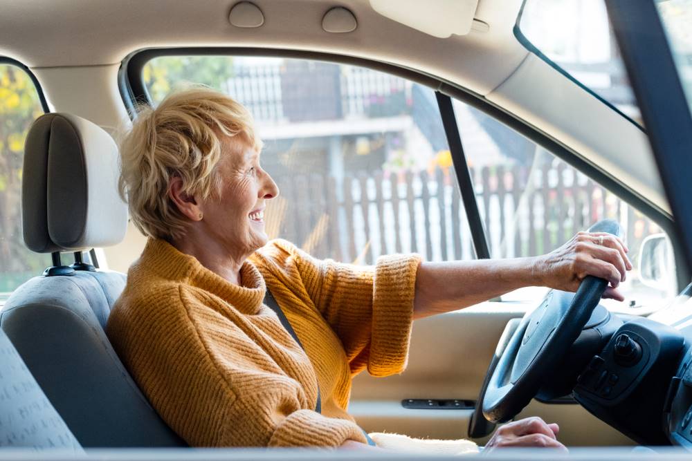 Důchodci za volantem mají své vozidlo označit symbolem S. Zabrání se tak problémům