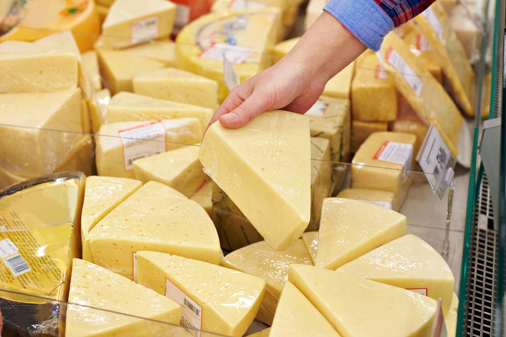 V Česku je mimořádně závadný sýr. Kupovali ho všichni. Je zakázáno ho ale jíst